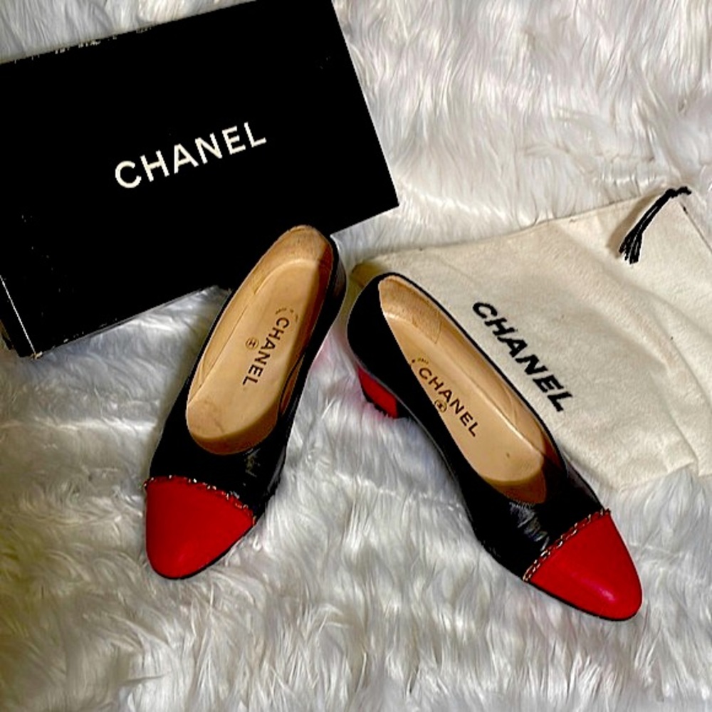 CHANEL Black and Red Cap-Toe Ballet Flats